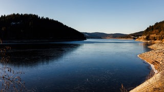Der Schluchsee im Südschwarzwald an einem sonnigen Wintertag.