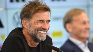 Fußball, DFB, Nationalmannschaft, Pk zur Vorstellung des neuen Bundestrainers, Jürgen Klopp spricht bei einer Pressekonferenz. Klopp lacht und schaut ins Publikum.