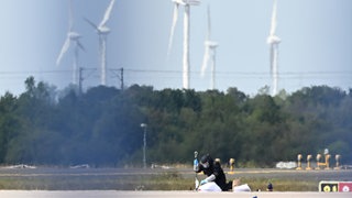 Bombenentschärfer auf dem Flughafen HalleLeipzig