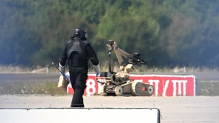 Bombenentschärfer mit Spezialroboter