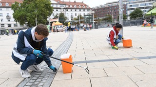Freiwillige sammeln im Rahmen des "World Cleanup Days" Müll.