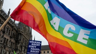 Menschen ziehen beim Ostermarsch mit einer Friedensfahne durch die Altstadt. Mehr als 2000 Menschen demonstrierten unter dem Motto "Völkerrecht statt Faustrecht".