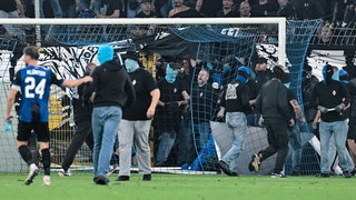 Fußball, Männer: DFB-Pokal, SV Waldhof Mannheim - 1. FC Kaiserslautern, 1. Runde, Carl-Benz-Stadion. Fans des SV Mannheim stürmen das Spielfeld