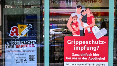 An einer Apotheke wird dafür geworben, sich hier vor Ort gegen Grippe impfen zu lassen.