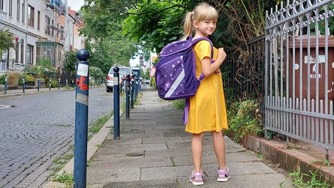 Die sechsjährige Viktoria Porub ist mit ihrer Familie aus der Ukraine nach Deutschland geflohen. Seitdem lebt sie in Bremen und hat von der Caritas dort einen Schlranzen geschenkt bekommen.