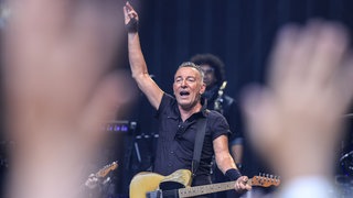 Dynamic Pricing bei Konzerten:Bruce Springsteen, Musiker aus den USA, tritt mit seiner Band auf der Bühne in der Merkur Spiel-Arena au