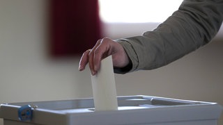 Stimmabgabe in eine Wahlurne