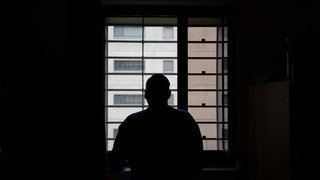 Ein Insasse der Justizvollzugsanstalt (JVA) Stuttgart im Stadtteil Stammheim steht in seiner Einzelzelle am Fenster. (Symbolbild)
