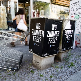 Eine Werbung mit dem Schrift WG Zimmer Frei? Studierende müssen für WG-Zimmer in Mainz, Stuttgart und Freiburg mehr bezahlen als der bundesweite Schnitt von 493 Euro
