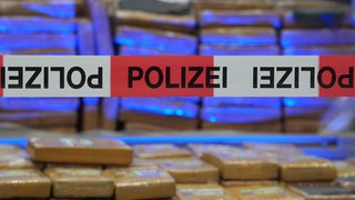 Von der Polizei sichergestellte Kokain-Päckchen liegen auf einer Palette (Symbolfoto).