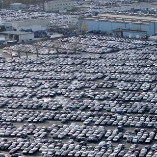 Geparkte Neuwagen auf einem Fabrikgelände. Ab dem 3. April belegen die USA alle eingeführten Autos mit Zöllen von 25 Prozent. Das könnte auch Auswirkungen auf Einfuhren aus Rheinland-Pfalz haben. 