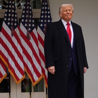 Präsident Donald Trump geht nach der Unterzeichnung einer Anordnung bei einer Veranstaltung zur Ankündigung neuer Zölle im Rosengarten des Weißen Hauses.