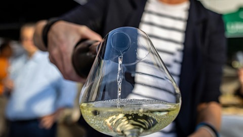 Wein enthält oft größere Mengen der Ewigkeitschemikalie TFA, so eine neue Untersuchung.