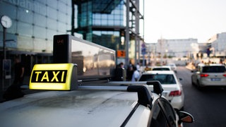Beim bundesweiten Protesttag des Taxi-Gewerbe fordert die Branche die Kommunen auf, Mindestentgelte für Plattform-Mietwagen wie Uber und Bolt festzulegen.
