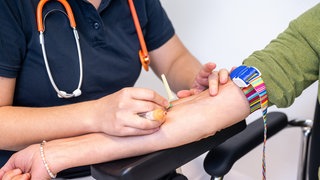 Eine Patientin bei der Blutabnahme. Für eine bessere medizinische Versorgung sollen in Baden-Württemberg künftig "Community Health Nurses" sorgen.