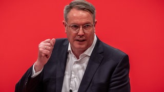 Alexander Schweitzer, Ministerpräsident von Rheinland-Pfalz, hält beim SPD-Bundesparteitag seine Bewerbungsrede für das Amt als stellvertretender Bundesvorsitzender. 