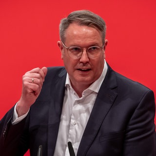 Alexander Schweitzer, Ministerpräsident von Rheinland-Pfalz, hält beim SPD-Bundesparteitag seine Bewerbungsrede für das Amt als stellvertretender Bundesvorsitzender. 