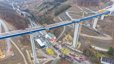 Die A45-Brücke über dem Rahmedetal im Sauerland während der Bauzeit. In Rheinland-Pfalz gibt es gut 4.200 Brücken, in Baden-Württemberg knapp 6.000. Keine ist aktuell gesperrt. Ihr Zustand verschlechtert sich aber. 