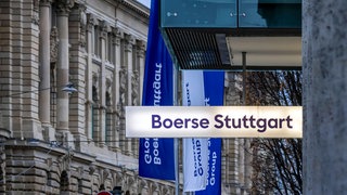 Flaggen der Boerse Stuttgart Group vor dem Gebäude: An dem Finanzplatz wurde 2025 mehr gehandelt. Aktien und strukturierte Wertpapiere wie beipielsweise Zertifikate oder Optionsscheine legten deutlich zu.