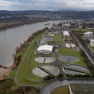 Luftaufnahme vom Rhein und einem Koblenzer Industriegebiet. Im Rhein werden immer wieder neue Substanzen entdeckt.