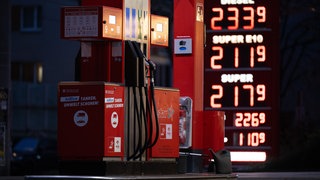 Eine Tafel zeigt die Preise für Benzin und Diesel an. Kraftstoff ist durch den Irankrieg teurer geworden. Die Bundesregierung reagiert. Preiserhöhungen für Sprit dürfen Tankstellen ab dem 1. April nur noch einmal täglich durchführen.