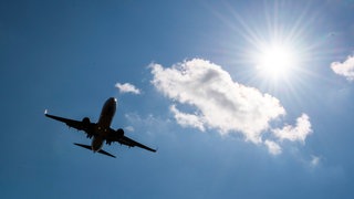 Ein Ferienflieger hebt ab: Drohender Kerosinmangel und hohe Kerosinpreise könnten Flüge oder Fernreisen könnten mit Blick auf den Sommerurlaub beeinträchtigen.