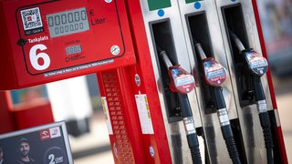 Seit der Entspannung im Nahen Osten sinken die Spritpreise. Sie nähern sich dem Niveau vor Kriegsbeginn, so der ADAC.