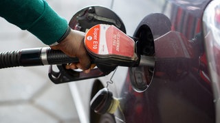 Ein Kunde an einer Tankstelle betankt sein Auto.