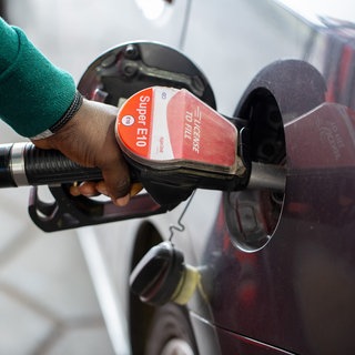 Ein Kunde an einer Tankstelle betankt sein Auto.