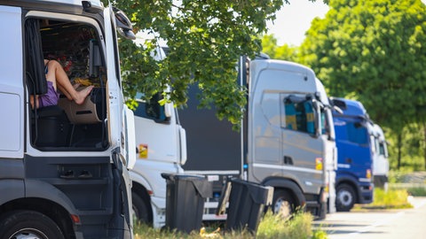 In Deutschland gilt grundsätzlich sonntag- und feiertags ein Fahrverbot für Lkw - Ausnahmen sind möglich.