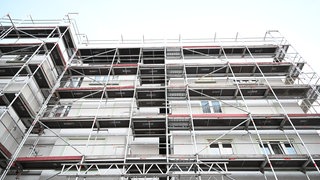 Wohnungen werden in einem Stadtteil von Stuttgart gebaut. Insgesamt werden laut einer Studie des Pestel-Instituts zu wenige Wohnungen neu gebaut. In Baden-Württemberg und Rheinland-Pfalz fehlen 337.000 Wohnungen.