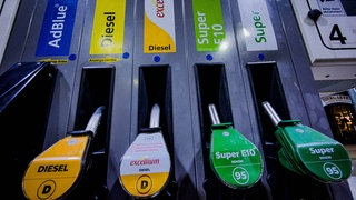 Zapfsäulen an einer Tankstelle: Grundsätzlich gut finden Wirtschaftsvertreter in Baden-Württemberg und Rheinland-Pfalz den neuen Tankrabatt. Ihre Kritik: Er ist zu teuer und andere Mittel sind viel effektiver.