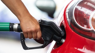 Eine Frau tankt an einer Zapfsäule: Mit dem neuen Tankrabatt sollen die Preise für Sprit an den Tankstellen sinken.