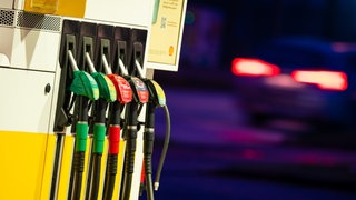 Ein Auto fährt am frühen Morgen an der Zapfsäule einer Tankstelle vorbei. 