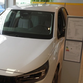 Auto in einem Autohaus: In Deutschland gibt es immer weniger Marken-Autohäuser.