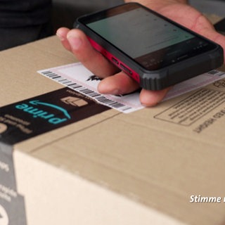 Handy liegt zum Sacannen auf einem Amazon Karton