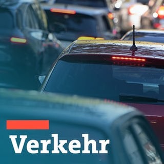 Autos stehen im Stau. Symbolbild mit Schriftzug Verkehr für aktuelle Verkehrsmeldungen.