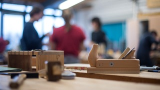 Baden-Württemberg, Ludwigsburg: Ein Holzhobel leigt an einer Berufsschule in Ludwigsburg auf einem Tisch.