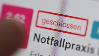 Auf einer Internetseite für Arztpraxen im ärztlichen Bereitschaftsdienst ist ein Hinweis auf eine Notfallpraxis dargestellt. 