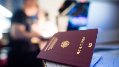 Ein deutscher Reisepass liegt auf einem Tisch. (Symbolbild)