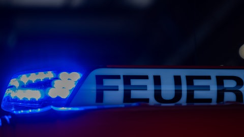 Ein Blaulicht leuchtet auf einem Feuerwehrwagen in der Hauptfeuer- und Rettungswache der Feuerwehr. Am Freitagnachmittag kam es zu einem Brand in der Tiefgarage des SI-Centrums in Stuttgart.