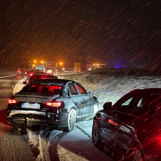 Autos stauen sich im Schneetreiben und bei Glätte auf der B312 im Landkreis Biberach. Der Winter-Einbruch hat für Chaos auf den Straßen im Süden von Deutschland gesorgt. Das Wetter beruhigt sich aber in den kommenden Tagen und es wird wieder wärmer.