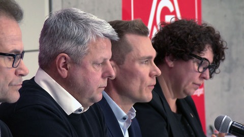 Betriebsrat und Gewerkschaft vereint kämpferisch: Stefan Bischoff, Frank Sell, Adrian Hermes und die Stuttgarter IG-Metall-Geschäftsführerin Liane Papaioannou.