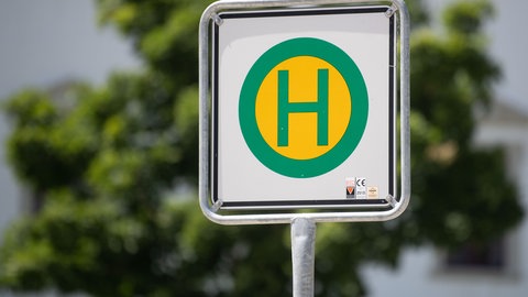 Ein Schild weist auf eine Bushaltestelle hin. In Baden-Württemberg gibt es drei neue Regiobuslinien.