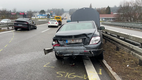 Auf der B27 bei Hechingen im Zollernalbkreis gab es am Morgen durch das Glatteis eine Massenkarambolage. Etwa 20 Fahrzeuge waren daran beteiligt.