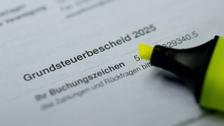 Grundsteuerbescheid steht auf einem Brief. In Neckarsulm haben mehrere Menschen den falschen Bescheid für die Grundsteuer 2025 bekommen.