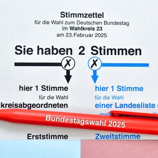 FOTOMONTAGE, Stimmzettel mit Kugelschreiber und Aufschrift Bundestagswahl 2025. Lohnt sich taktisches wählen überhaupt?