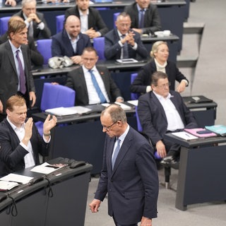Friedrich Merz (CDU) läuft nach der Bekanntgabe der Ergebnisse an der AfD-Fraktion vorbei.