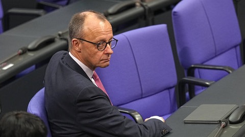 Friedrich Merz, CDU Bundesvorsitzender und CDUCSU-Fraktionsvorsitzender im Bundestag, sitzt im Plenarsaal im Bundestag.