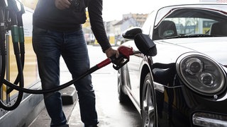 Ein Porsche an einer Tankstelle: Der Stuttgarter Sportwagenbauer will wieder mehr auf Verbrenner setzen.